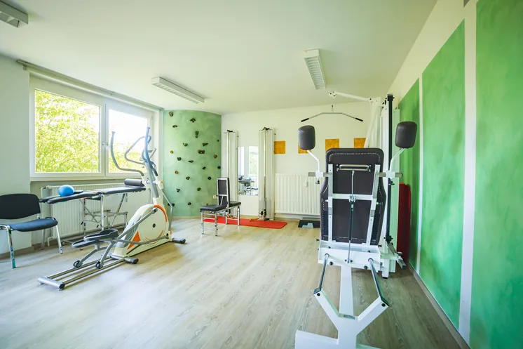 Trainingsraum mit Geräten und Kletterwand