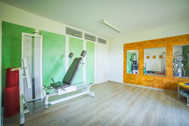 Trainingsraum mit Zuggerät und Trainingsbank
