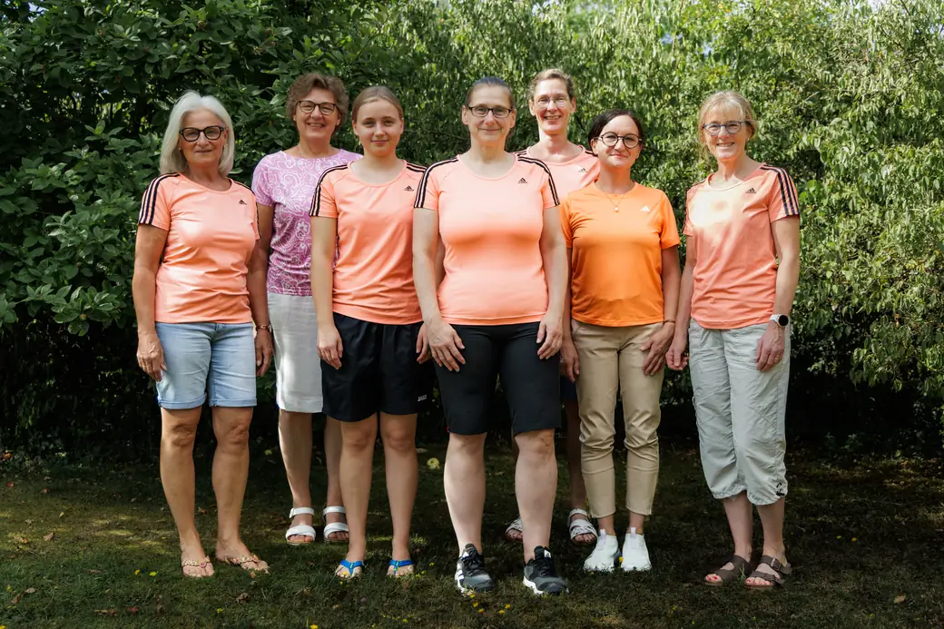 Das Praxisteam in Teamshirts im Garten